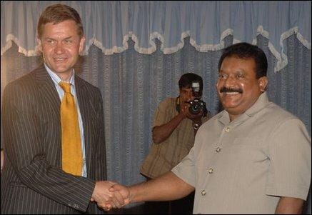 Erik Solheim with LTTE leader Velupillai Prabhakaran